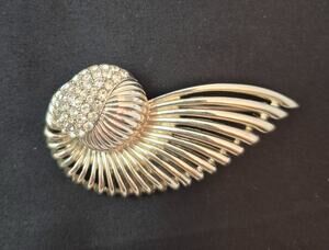 Vintage MARBOUX Marcel Boucher Rhinestone Gold Tone Swirl Fan Brooch Pin